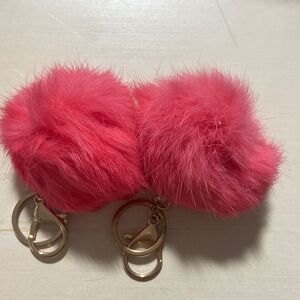 ‎Two coral pink fur keychains